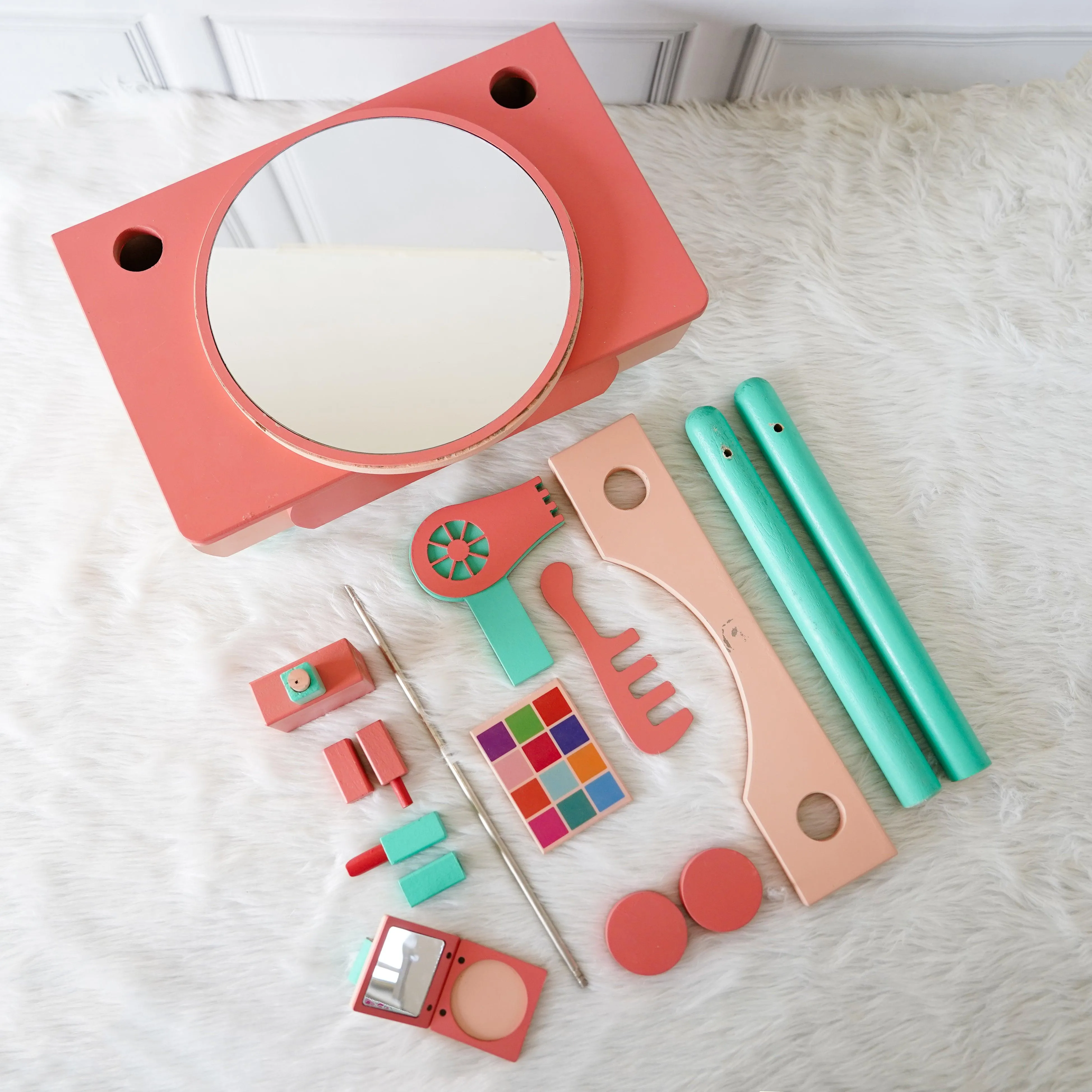 PRETEND PLAY DRESSING TABLE